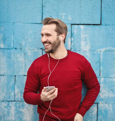 Man a blond hair and  beard and wears a shirt red